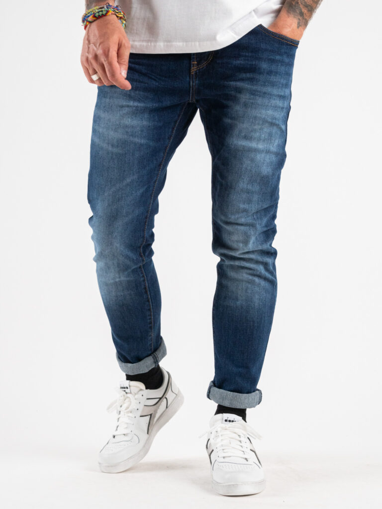 BERNA Jeans basico lavaggio scuro leggermente sfumato senza rotture 223034 Blu 2 BERNA BERNA Jeans basico lavaggio scuro leggermente sfumato senza rotture 223034 Blu