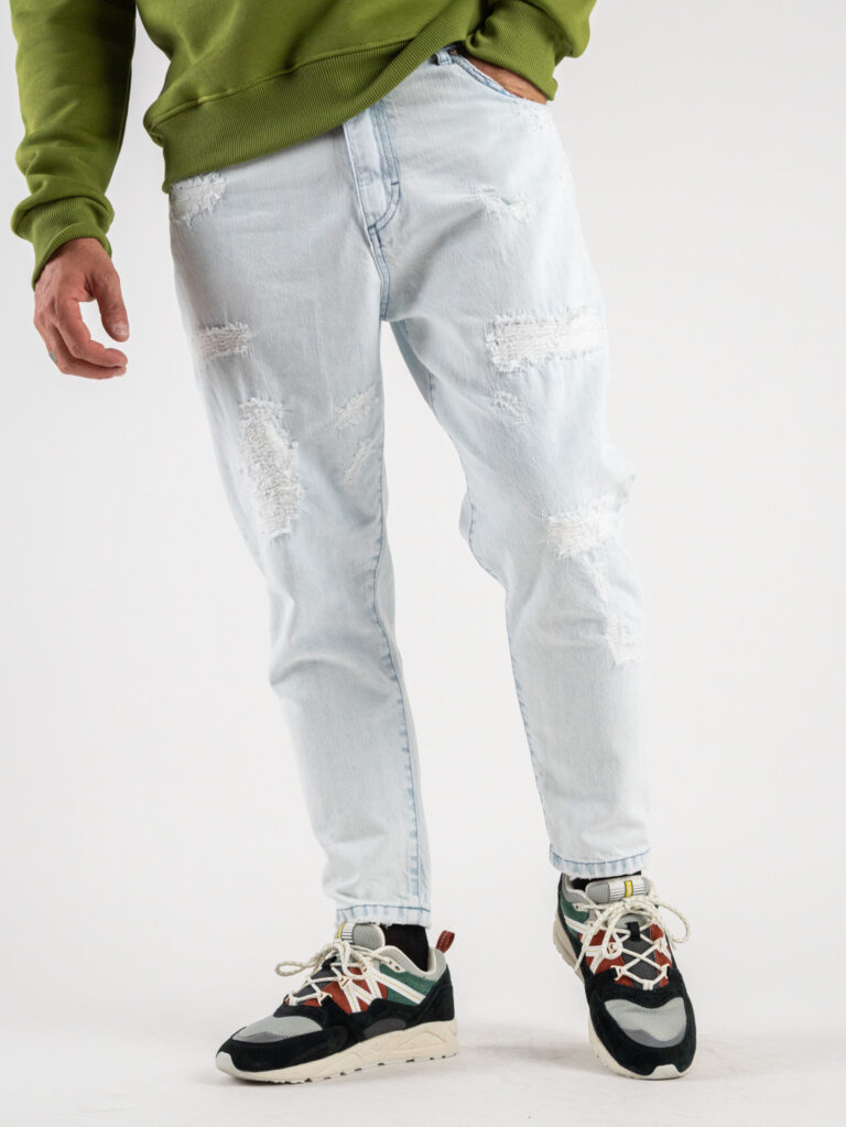 BERNA Jeans carrot lavaggio chiaro con rotture chiuse 220314 Azzurro2 BERNA BERNA Jeans carrot corto alla caviglia lavaggio chiaro con rotture chiuse 220314 Azzurro