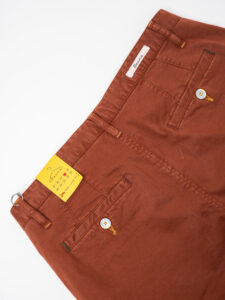 BERNA Pantalone chinos slim con catenella laterale Aragosta (1)