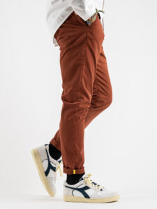 BERNA Pantalone chinos slim con catenella laterale Aragosta (5)