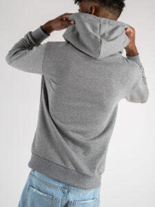 BL11 Felpa basica garzata con cappucco, tascone e etichetta logo Grigio Melange (8)