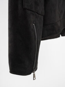 BL11 Giubbino biker in eco camoscio con collo coreana, zip e tasche frontali GUADALUPA Nero (1)