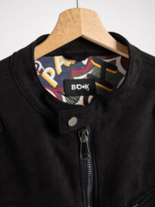 BL11 Giubbino biker in eco camoscio con collo coreana, zip e tasche frontali GUADALUPA Nero (9)