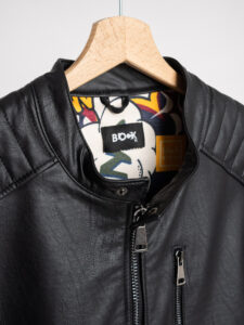 BL11 Giubbino biker in ecopelle con collo coreana, zip e tasche frontali ANTIGUA Nero (10)