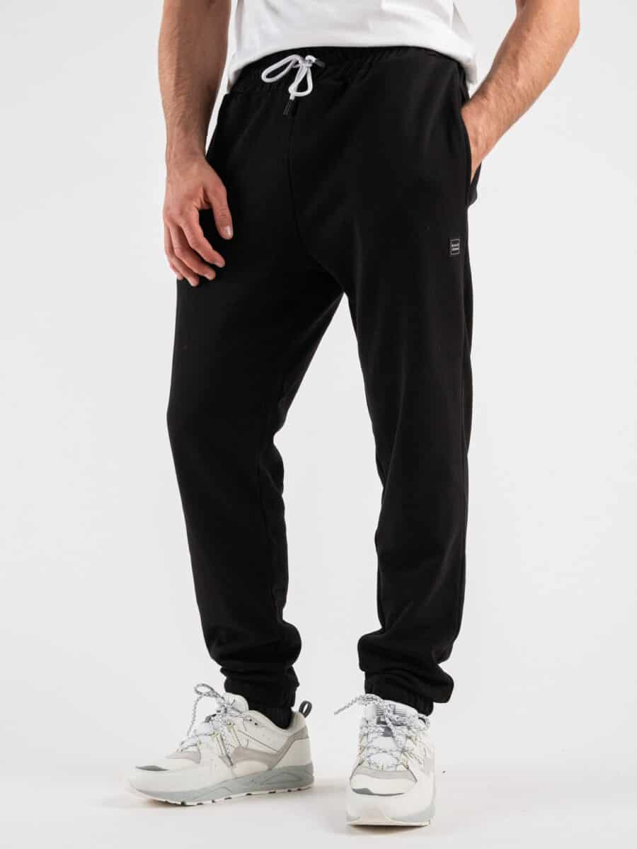 BL11 Pantalone tuta basico in cotone con patch logo e polsini PANTUTA Nero