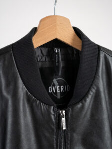 OVER-D Bomber in ecopelle con tasche frontali, zip e polsini J01 Nero (2)