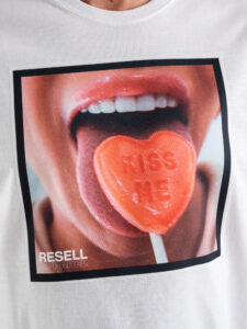 RESELL T-shirt in cotone con stampa KISS ME 446 Bianca (5)