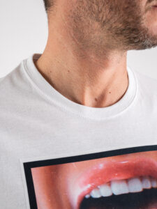 RESELL T-shirt in cotone con stampa KISS ME 446 Bianca (6)
