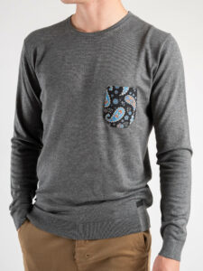 V2 Maglione girocollo basico con taschino BANDANA 26 Grigio (2)