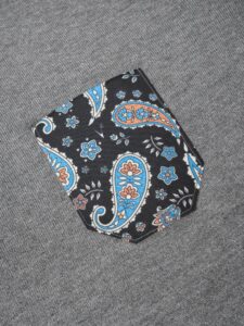 V2 Maglione girocollo basico con taschino BANDANA 26 Grigio (7)