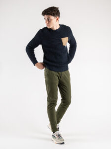 V2 Maglione girocollo misto lana con taschino PATCHWORK 22 Blu (4)