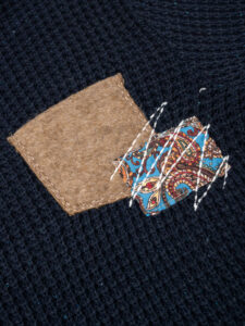 V2 Maglione girocollo misto lana con taschino PATCHWORK 22 Blu (6)