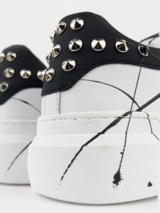 V2 Sneakers con inserto nero, schizzi di colore e borchie esterne BIANCA3