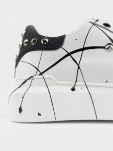 V2 Sneakers con inserto nero, schizzi di colore e borchie esterne BIANCA6