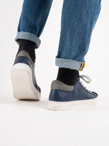 V2 Sneakers in pelle blu con linguetta in camoscio blu e tallone in camoscio grigio1