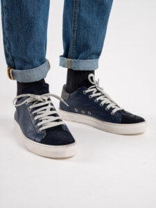 V2 Sneakers in pelle blu con linguetta in camoscio blu e tallone in camoscio grigio2