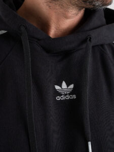 ADIDAS Felpa con cappuccio e logo piccolo HK7309 Nera (1)