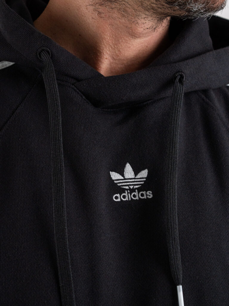 ADIDAS Felpa con cappuccio e logo piccolo HK7309 Nera 1 ADIDAS ADIDAS Felpa nera oversize con cappuccio, logo e linee HK7309