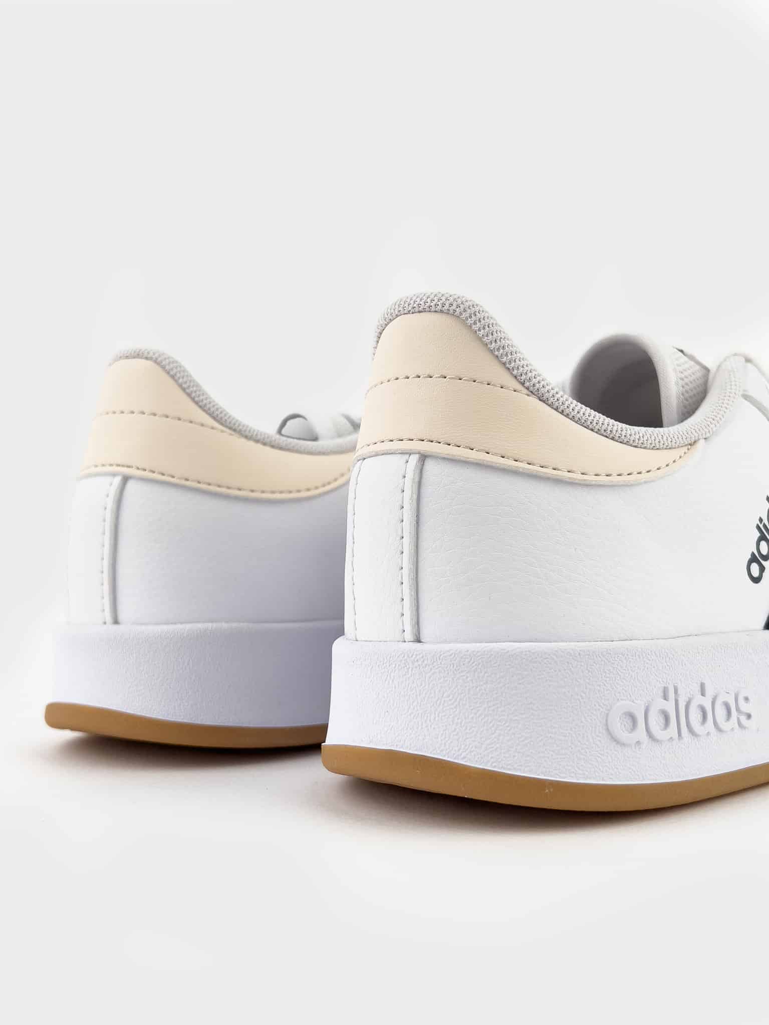 Scarpa adidas bianca 2025