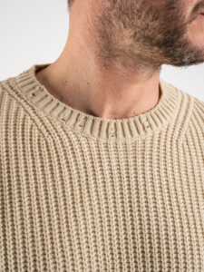 BL11 Maglione girocollo a costine con piccole rotture su collo, polsini e fondo KIR Beige (3)