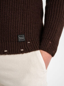 BL11 Maglione girocollo a costine con piccole rotture su collo, polsini e fondo KIR Marrone (6)