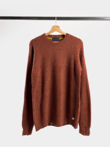 BL11 Maglione girocollo a costine con piccole rotture su collo, polsini e fondo KIR Mattone