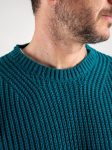 BL11 Maglione girocollo a costine con piccole rotture su collo, polsini e fondo KIR Petrolio3