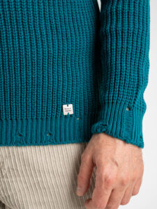 BL11 Maglione girocollo a costine con piccole rotture su collo, polsini e fondo KIR Petrolio4
