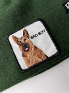 GOORIN BROS Cuffia con patch stampa cane lupo BAD BOY verde (1)