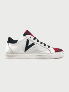 V2 Sneakers in pelle bianca con V a contrasto, tallone in camoscio nero e linguetta scozzese1