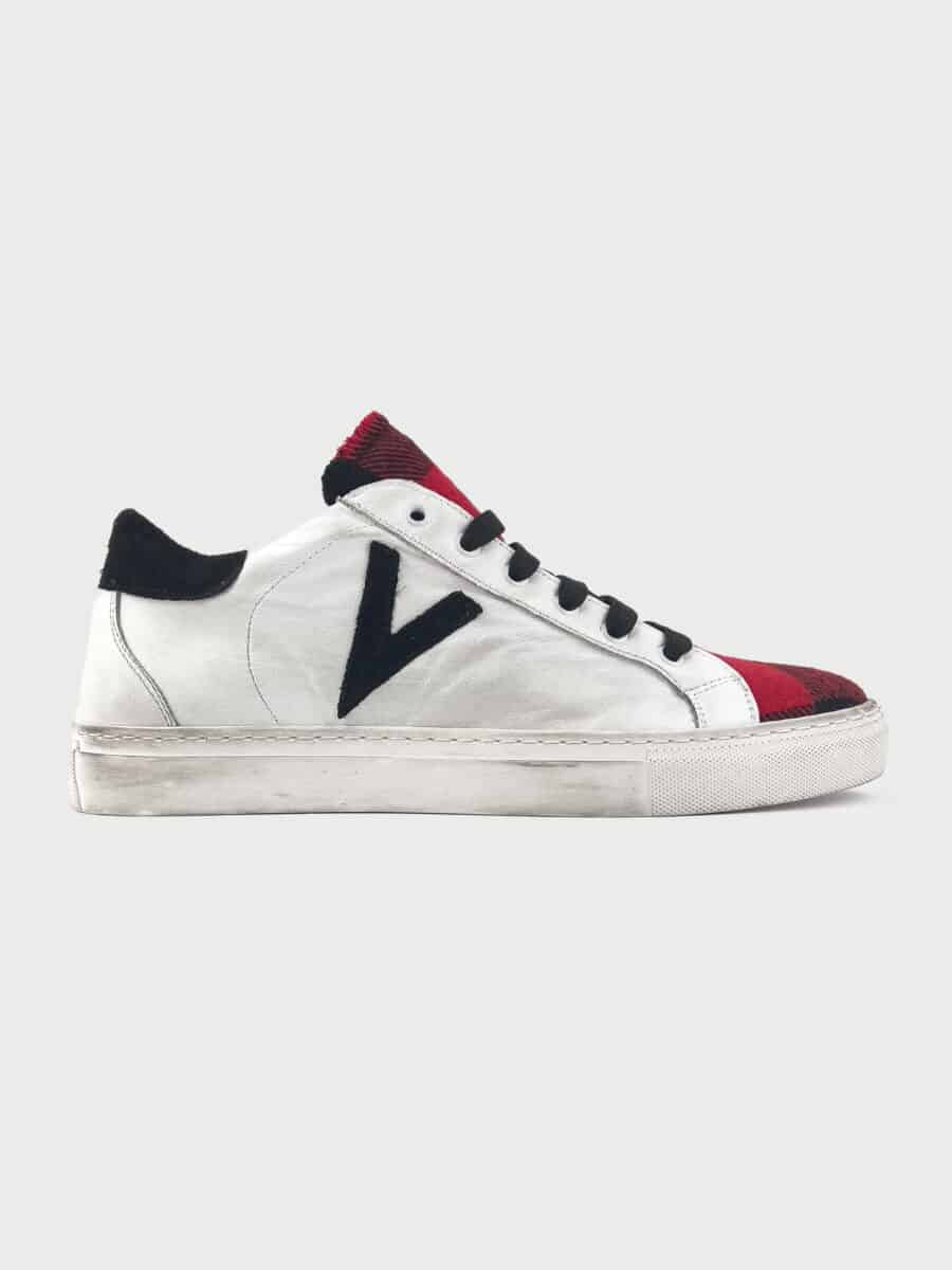 V2 Sneakers in pelle bianca con V a contrasto, tallone in camoscio nero e linguetta scozzese