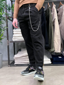 BERNA Pantalone in denim con pinces, gamba morbida, catenella e cuciture a contrasto 215192 Nero