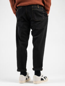 BERNA Pantalone in denim con pinces, gamba morbida, catenella e cuciture a contrasto 215192 Nero3