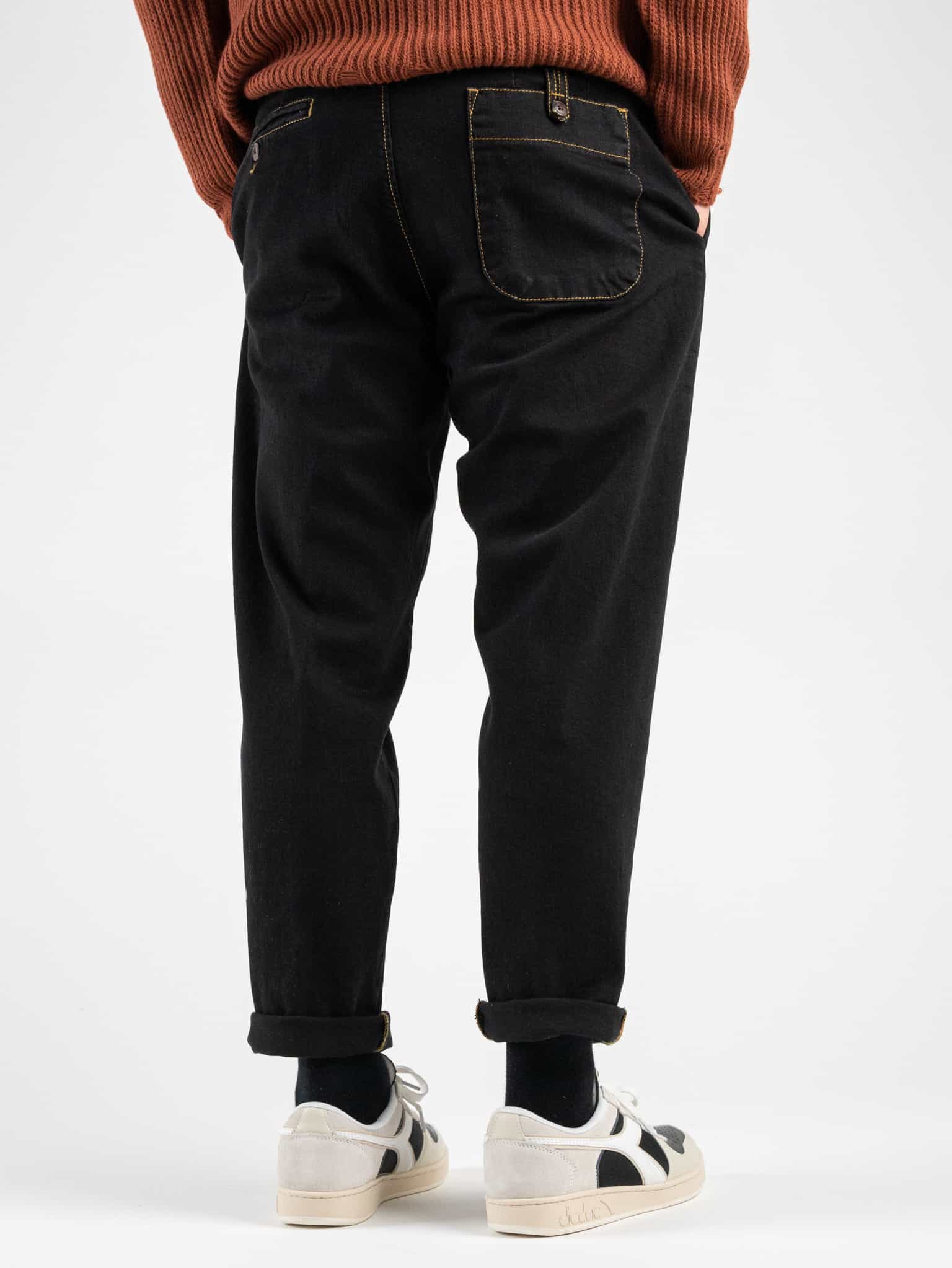 BERNA Pantalone in denim con pinces, gamba morbida, catenella e cuciture a contrasto 215192 Nero Prezzo 44,50€ - Estasi Fashion BERNA Pantalone in denim con pinces, gamba morbida, catenella e cuciture a contrasto 215192 Nero Prezzo 44,50€ - Estasi Fashion