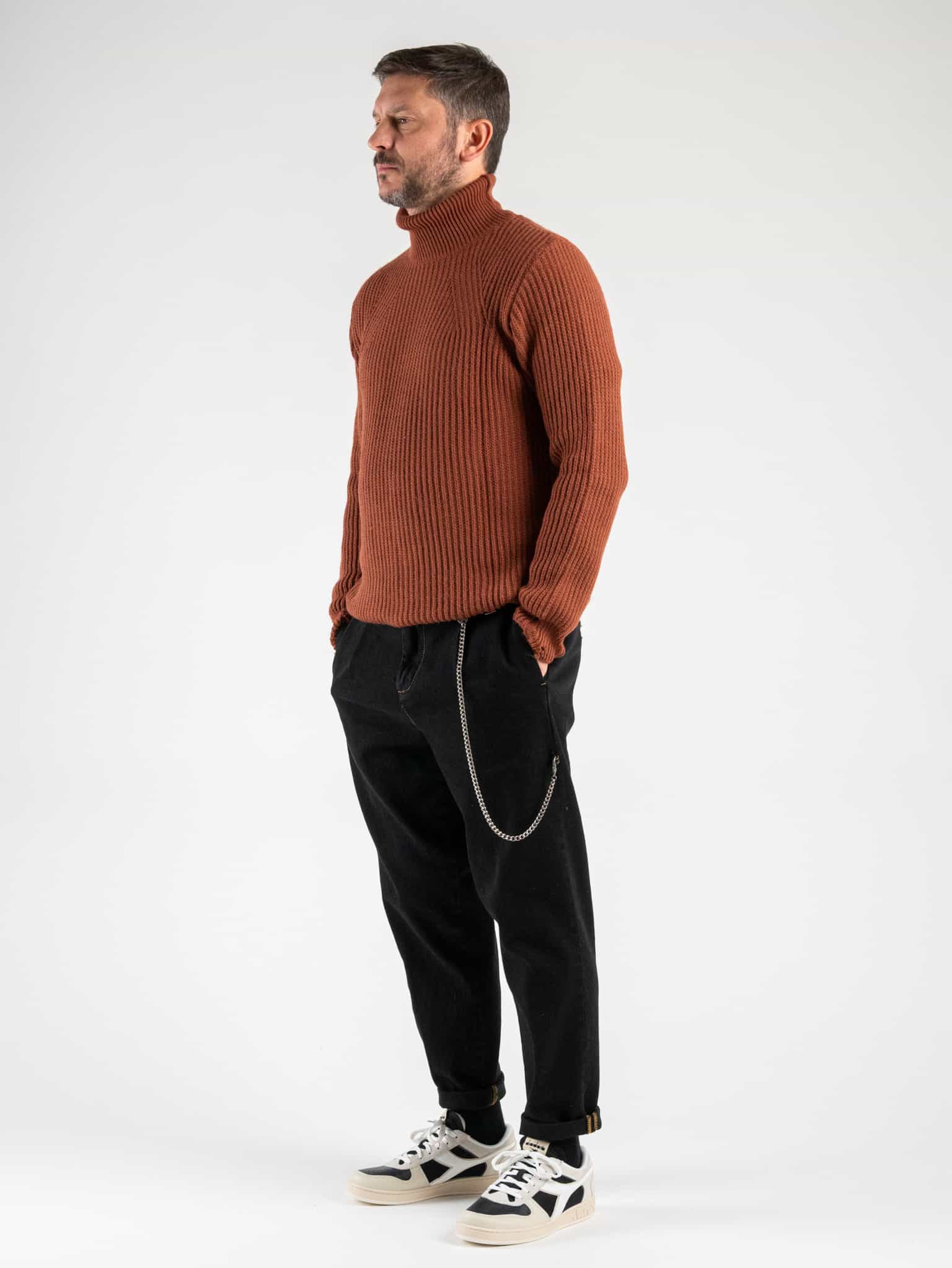 BERNA Pantalone in denim con pinces, gamba morbida, catenella e cuciture a contrasto 215192 Nero Prezzo 44,50€ - Estasi Fashion BERNA Pantalone in denim con pinces, gamba morbida, catenella e cuciture a contrasto 215192 Nero Prezzo 44,50€ - Estasi Fashion