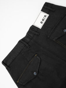 BERNA Pantalone in denim con pinces, gamba morbida, catenella e cuciture a contrasto 215192 Nero6