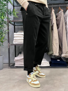 BERNA Pantalone tinta unita con pinces e gamba morbida 205226 Nero