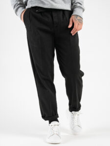 BERNA Pantalone tinta unita con pinces e gamba morbida 205226 Nero1