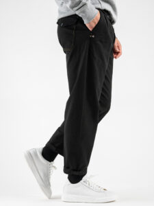 BERNA Pantalone tinta unita con pinces e gamba morbida 205226 Nero2