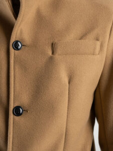 Cappotto basico con collo coreana e taschino CAP2202 Cammello (1)