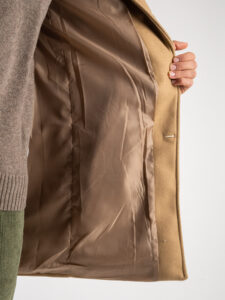 Cappotto basico con collo coreana e taschino CAP2202 Cammello (4)