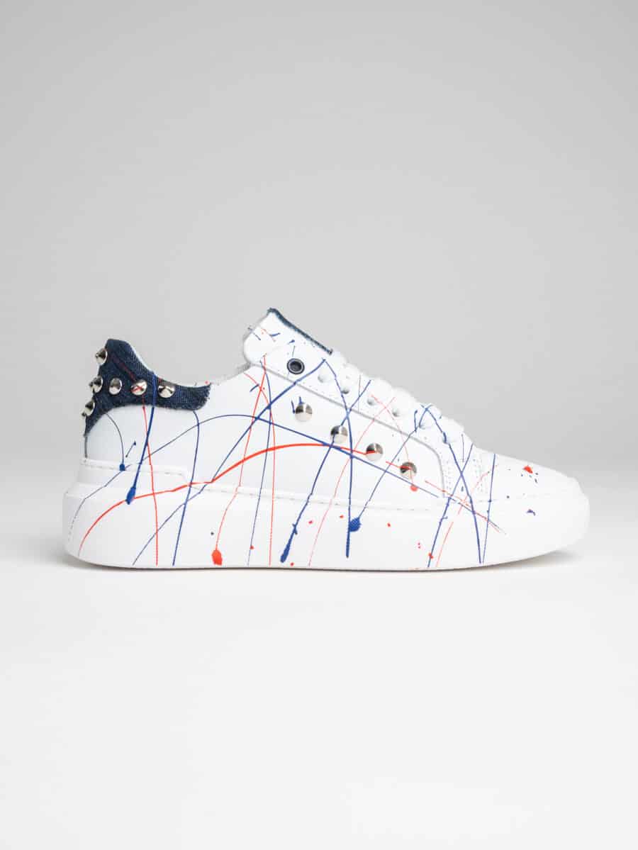 V2 Sneakers con inserto talloniera in jeans, schizzi di colore e borchie esterno e tallone BLU