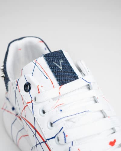 V2 Sneakers con inserto in jeans sul tallone schizzi di colore e borchie BLU 9 V2 V2 Sneakers con inserto talloniera in jeans, schizzi di colore e borchie esterno e tallone BLU