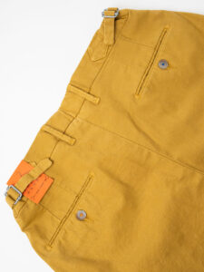 BERNA Pantalone morbido con pinces e fibbie laterali 205169 Miele (1)