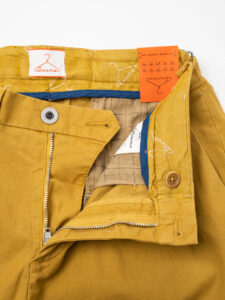 BERNA Pantalone morbido con pinces e fibbie laterali 205169 Miele (4)