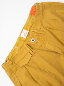 BERNA Pantalone morbido con pinces e fibbie laterali 205169 Miele (5)