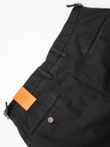 BERNA Pantalone morbido con pinces e fibbie laterali 205169 Nero (4)