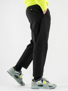 BERNA Pantalone morbido con pinces e fibbie laterali 205169 Nero (6)