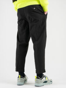 BERNA Pantalone morbido con pinces e fibbie laterali 205169 Nero (7)