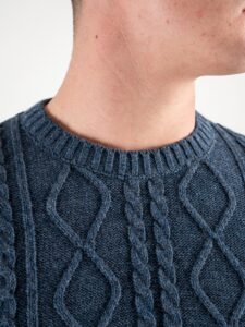 BL11 Maglione girocollo con trecce e greche centrali GAVIN Denim (1)